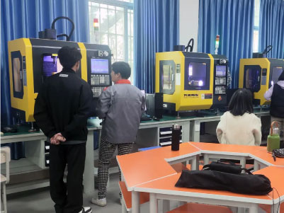 陽江技師学院の実習現場における小型5軸加工機を活用した授業風景